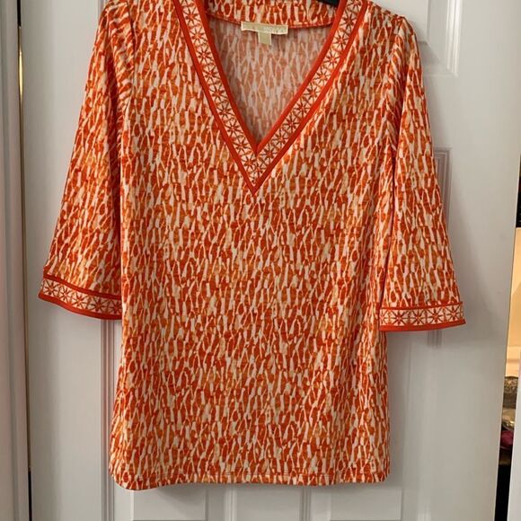 Michael Kors Size Medium three-quarter sleeve top.  Orange & white v-neck - Picture 1 of 9